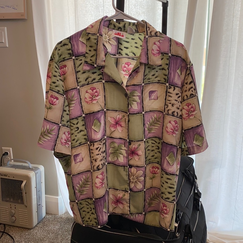 Alia square patterned button down t-shirt.